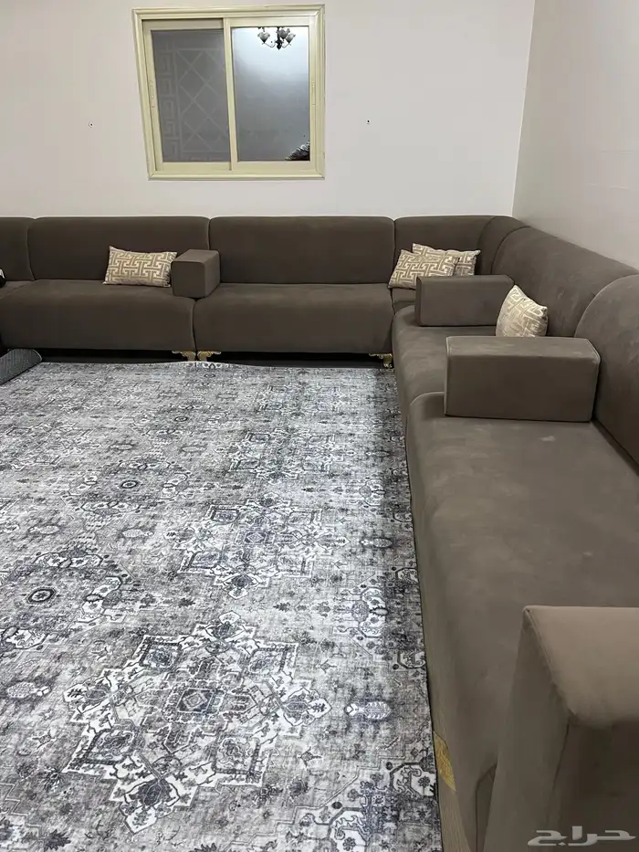 لدي  كنب6 4 فرشه 5 4 طاوله وسط مع 4طاولات خدمه للبييع 0