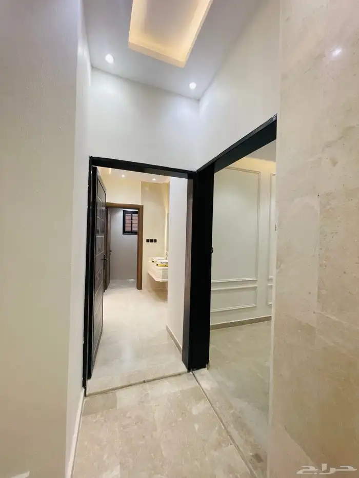 للبيع شقق علوي مع سطح خاص بحي الضيافة غرب الخميس 5