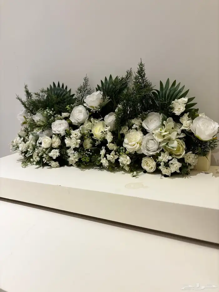 طاولات استقبال مع ورد ابيض منسق وجاهز 3