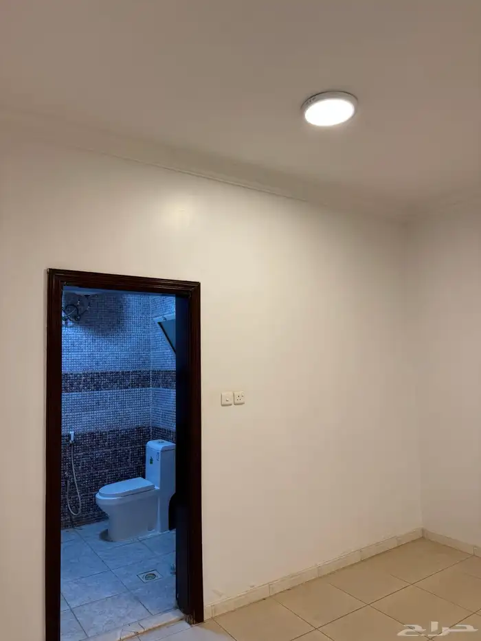 شقة خمس غرف دور ارضي ومدخل خاص حي السلام 13