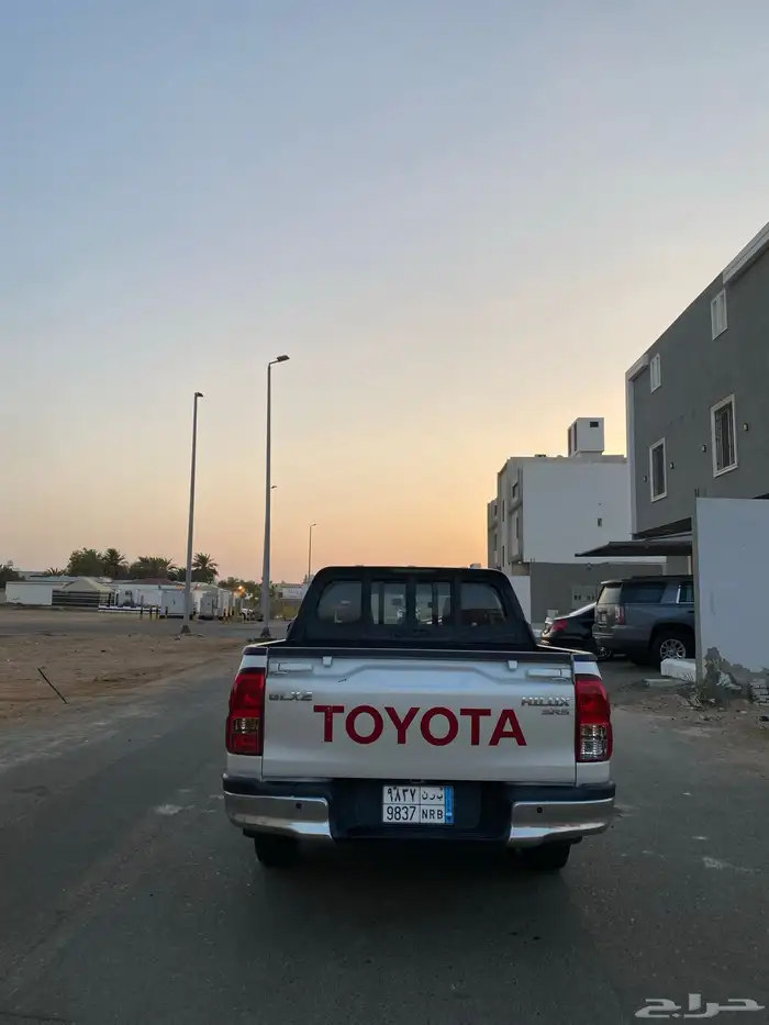 هايلوكس 2018 فل كامل وكاله ممشى 53الف مخزن بدون دبل 24