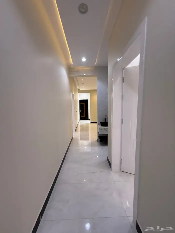 للبيع روف بملحق علوي بحوش حي الراقي خميس مشيط 780الف 22