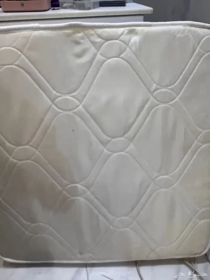 كرسي اطفال صغار مع طراحته 1