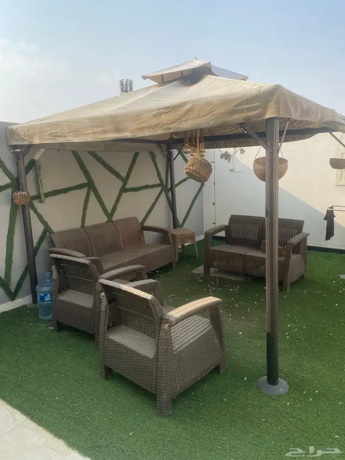 مظلة خيمة خارجيه مع كراسي تنفع في حديقه او سطح نظيفه عالسوم 0