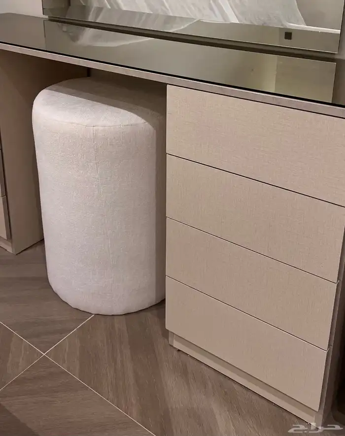 تسريحة بمرايتها وكومدينة وكرسي 1