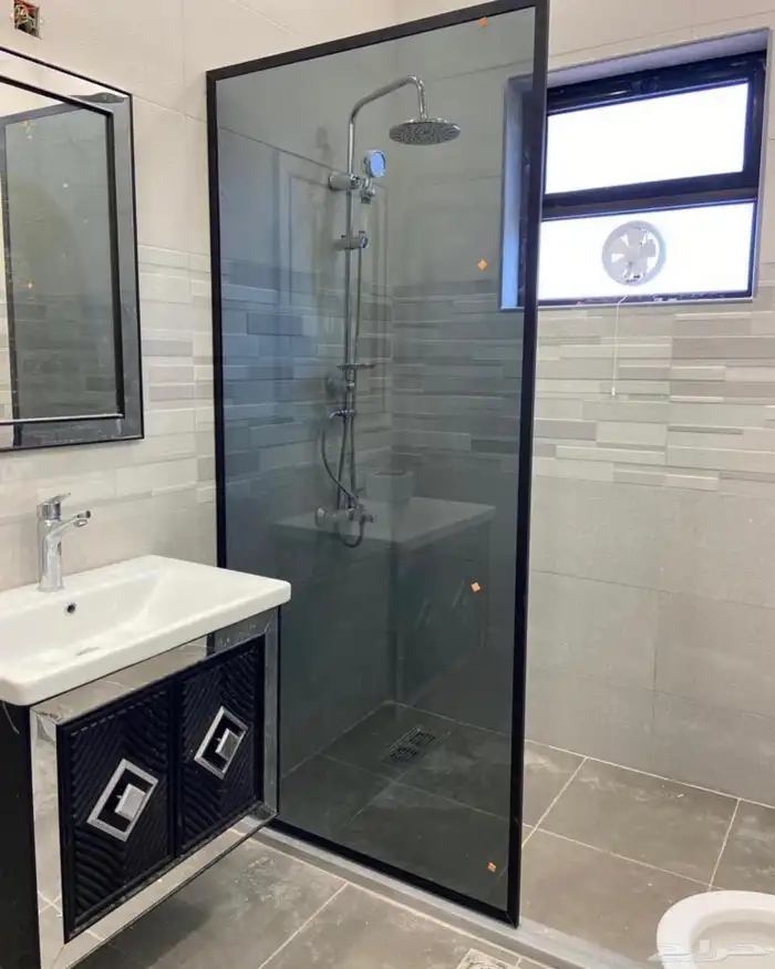 تفصيل مكاتب زجاج سيكوريت قواطع شاور كبائن شاور درابزين سلم 0