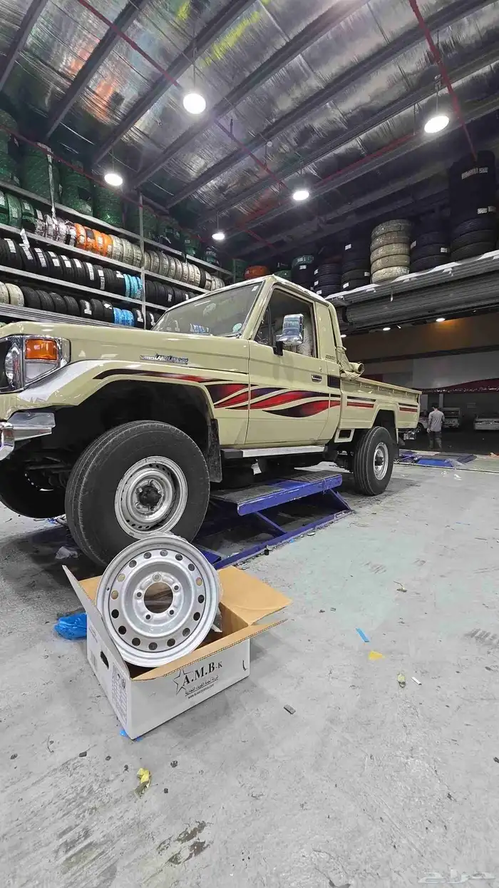 جنوط تويوتا شاص شنبر   وماصورة الصدام الخلفي جهة اليسار اصلي 1