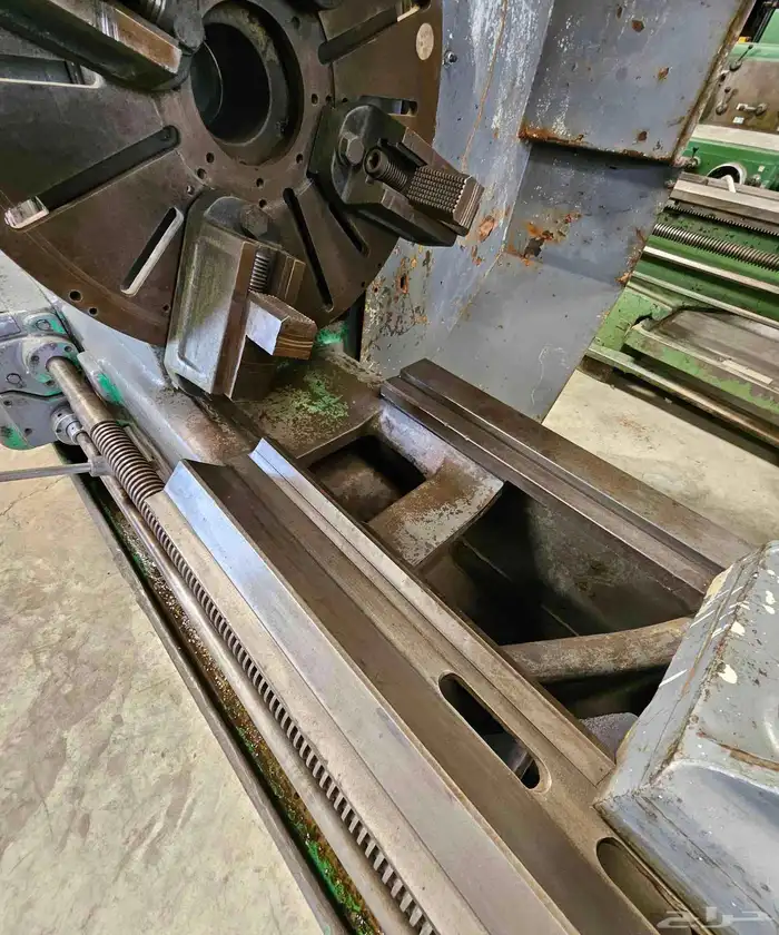 مخرطة ايطالي مستورد شبه جديدة 23