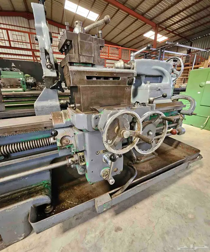 مخرطة ايطالي مستورد شبه جديدة 10