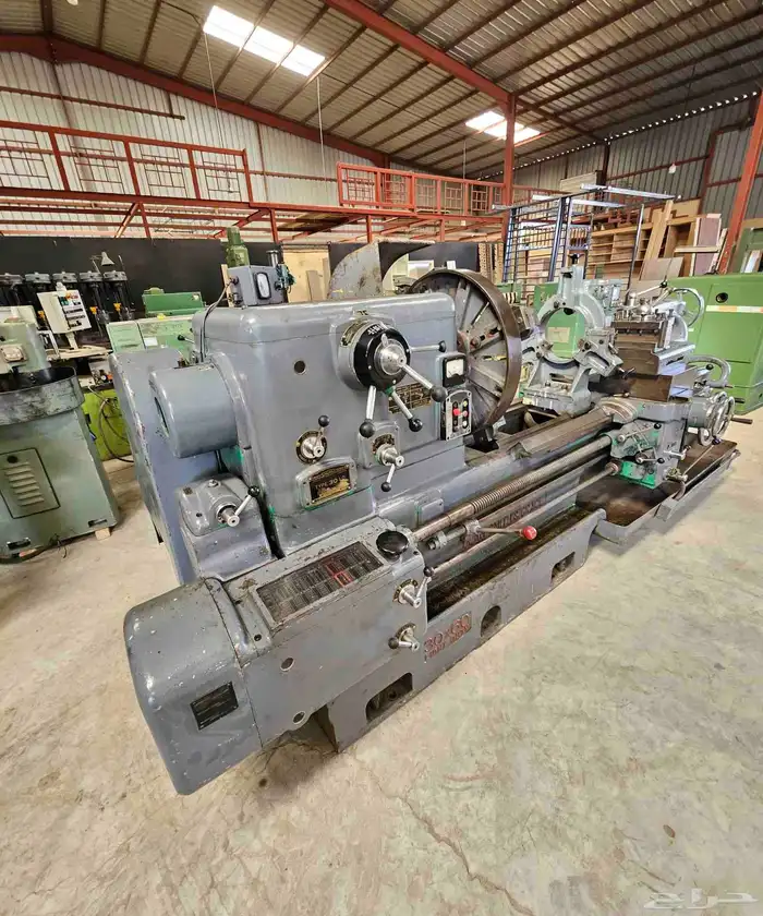 مخرطة ايطالي مستورد شبه جديدة 1