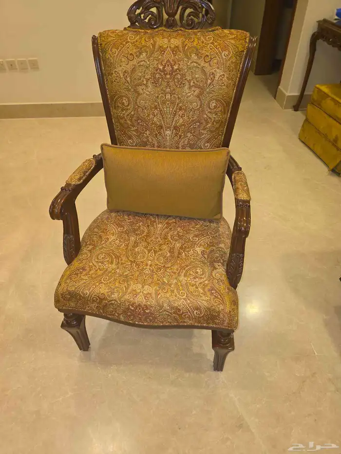 كنب كامل مع طاولات مع مراية نظيف جدا جدا 8