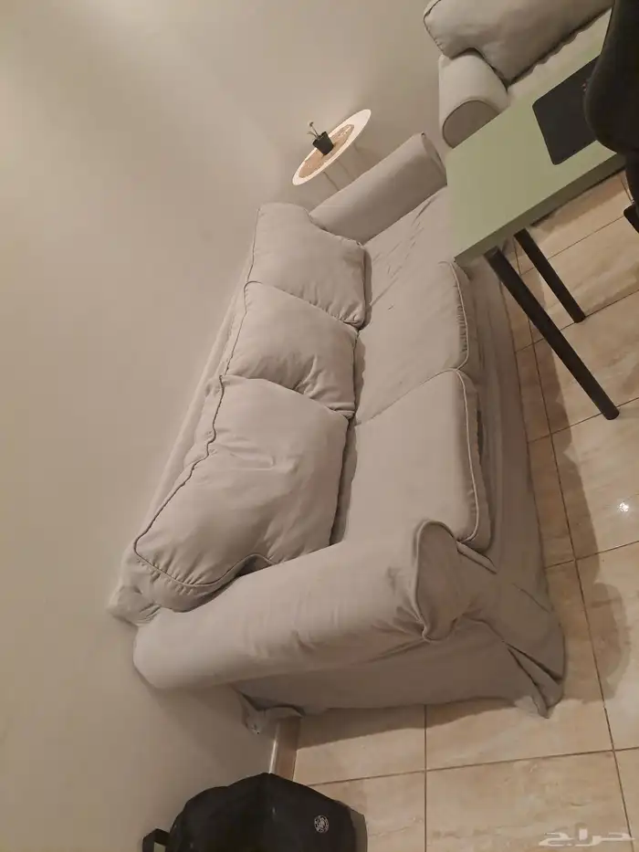 كنب ايكيا 3 مقاعد يبغى لها غسيل لون رمادي مع الطاولة وستارة 1