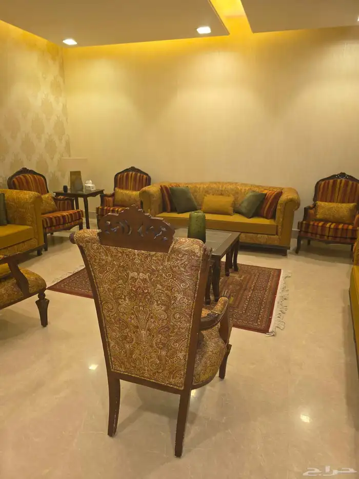 كنب كامل مع طاولات مع مراية نظيف جدا جدا 9