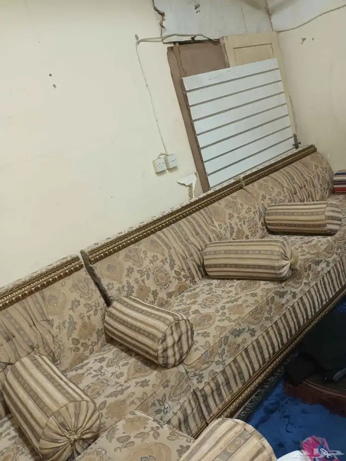 4كنبات وامبوبه ومنظم ولي وشعله وطاوله للشعله وسرير ودولاب 2