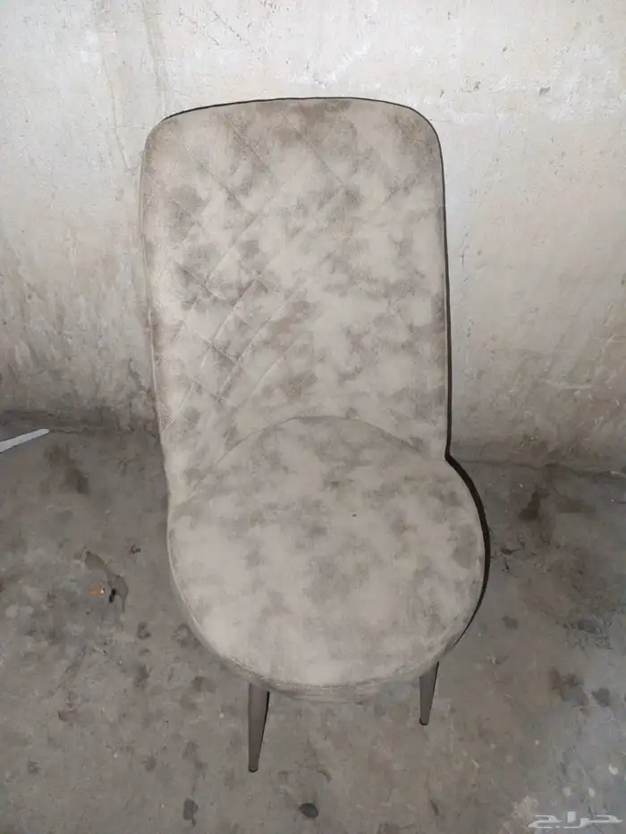 كرسي طعام منجد نظيف كما هو موضح بالصور للبيع بالرياض 1