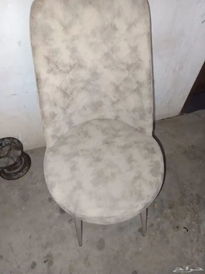 كرسي طعام منجد نظيف كما هو موضح بالصور للبيع بالرياض 0