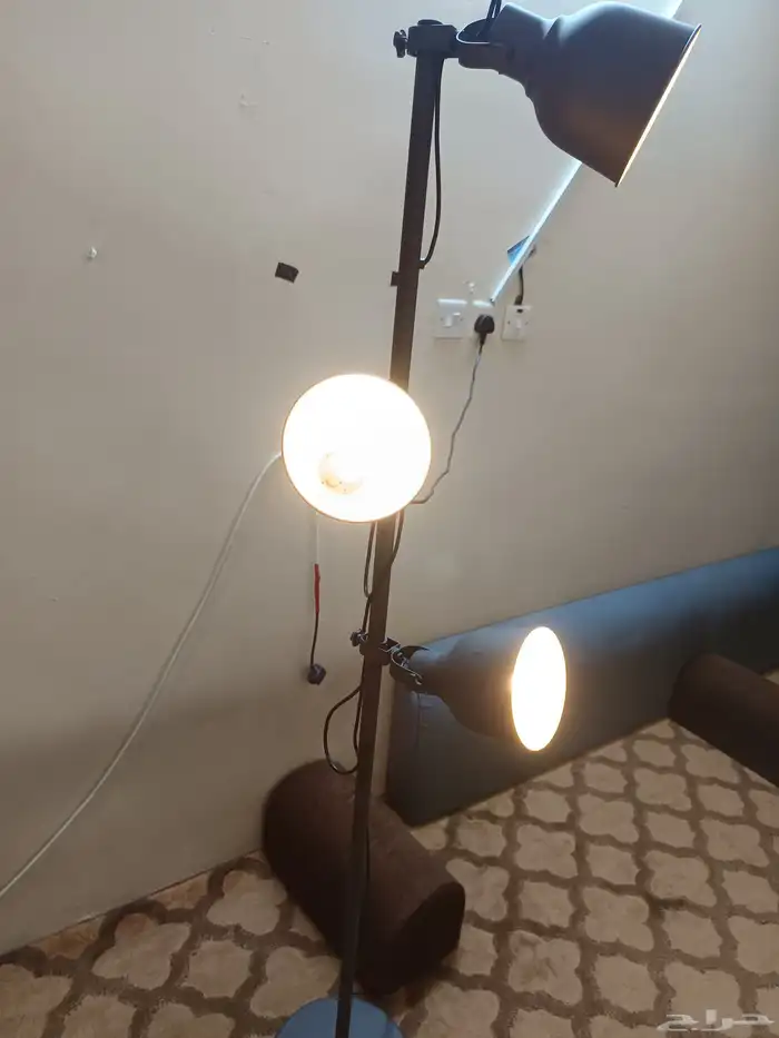 أبجورة مصباح بثلاث لمبات توجيهي من ايكيا للبيع بالرياض 0