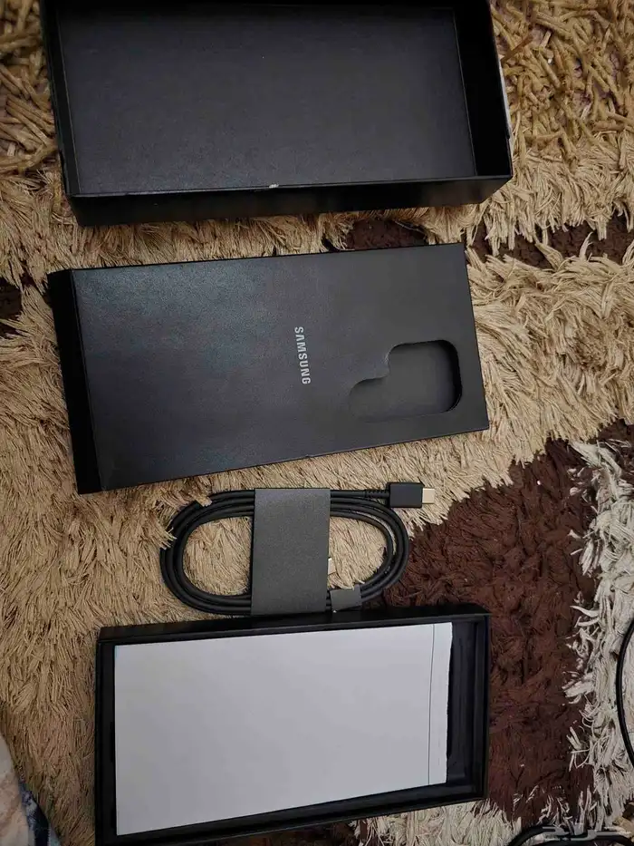 S24 Ultra completely clean as new 0