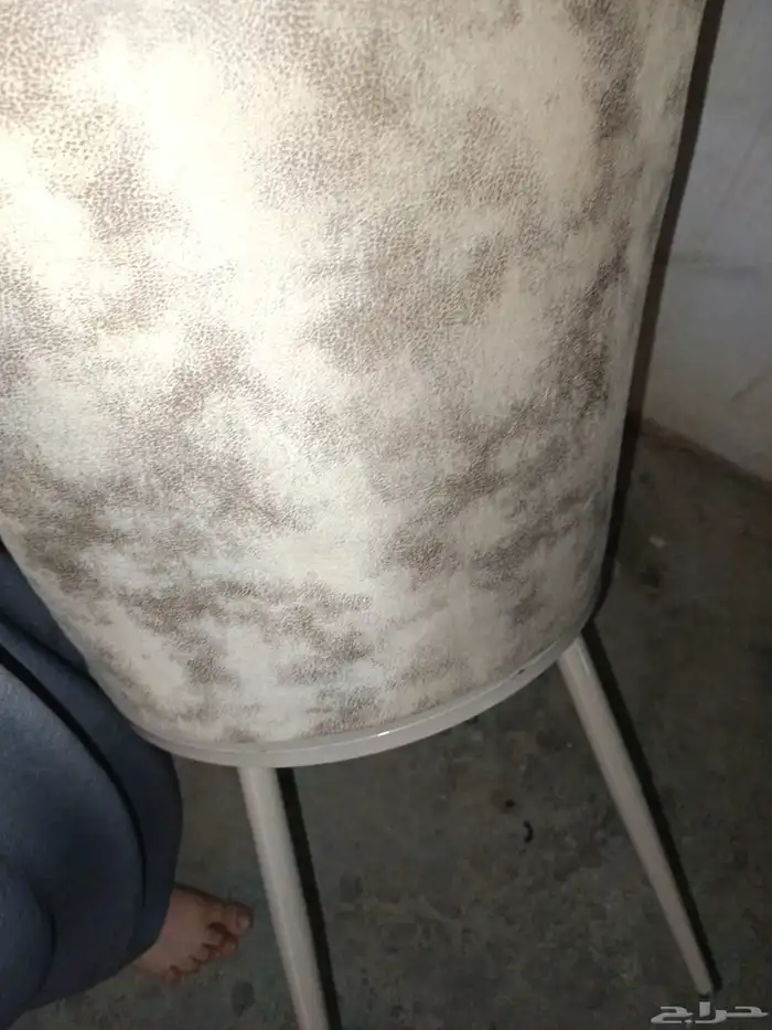 كرسي طعام منجد نظيف كما هو موضح بالصور للبيع بالرياض 2