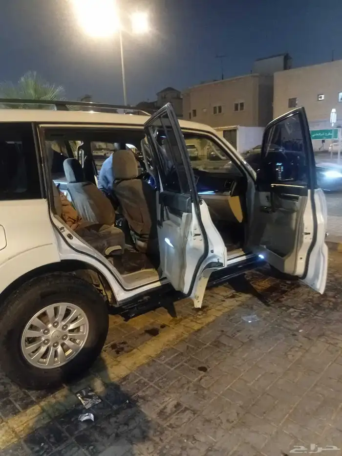 باجيرو 2015 للبيع الممشى 300الموترر مكينه وقير بحاله ممتازه 5