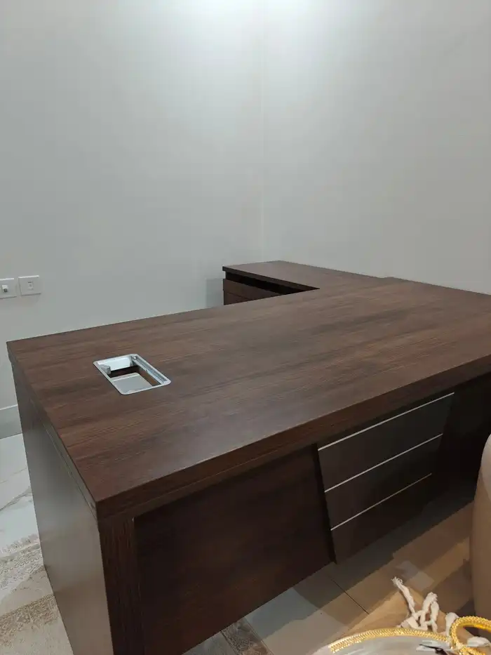 مكتب اداري بملحق وأدراج 5