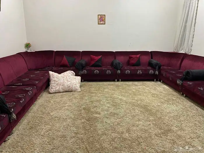 كنب عنابي مخمل 11 قطعه بحاله جيده لا يوجد فيهم اي كسر 0