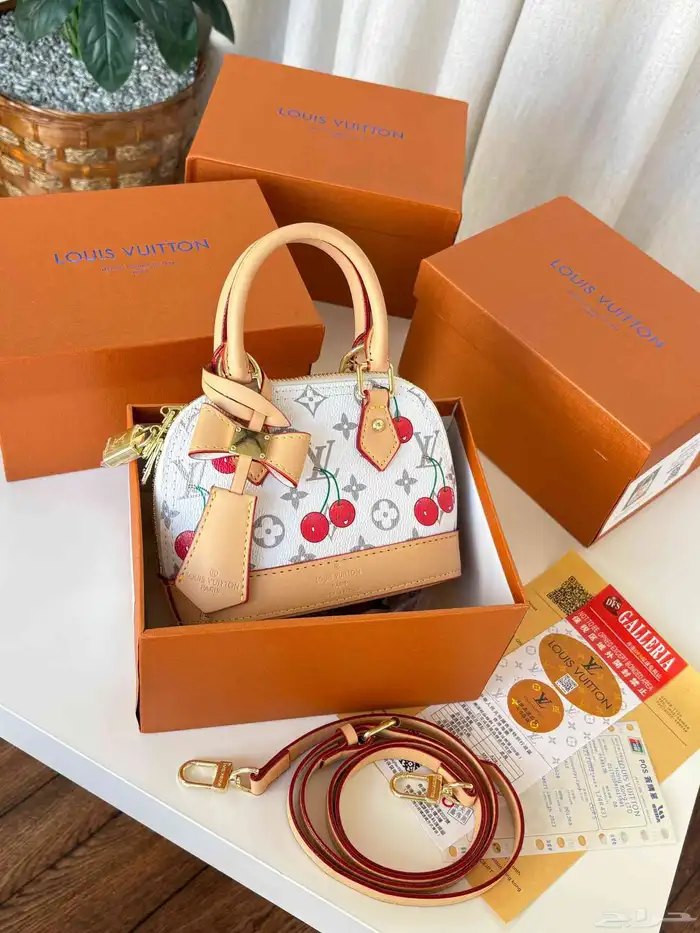 شنط ماركة لويس فيتون مستر كوالتي مع الملحقات 1