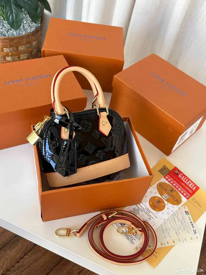 شنط ماركة لويس فيتون مستر كوالتي مع الملحقات 8