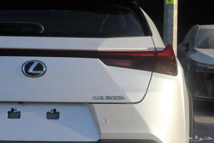 لكزس - UX300 Ch هايبرد - 2025 - فل كامل - خليجي 5