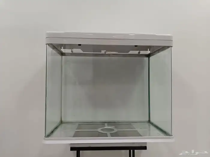 حوض اسماك مستخدم شبه جديد مع جميع مستلزماته واكل اسماك 2