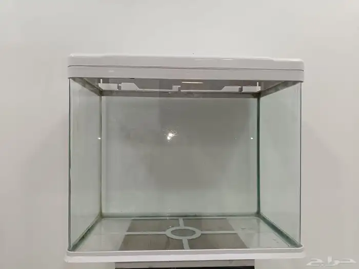 حوض اسماك مستخدم شبه جديد مع جميع مستلزماته واكل اسماك 1