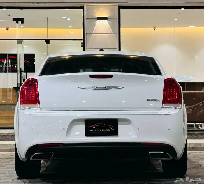 كرايزلر 2016 V8 اكزكتيف ( بحالة ممتازة ) 2