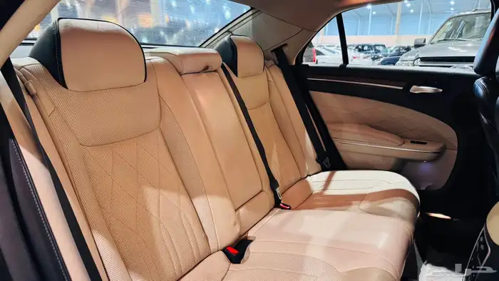 كرايزلر 2016 V8 اكزكتيف ( بحالة ممتازة ) 8