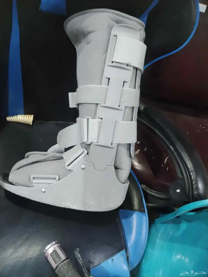 للبيع جبيرة كسر للارجل شبه جديد مقاس L. مقاس حتى 44.38 0