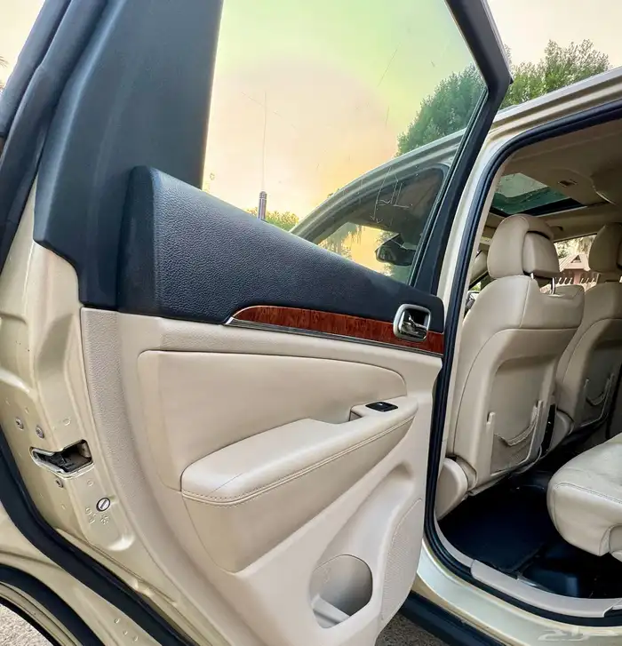 جراند شيروكي مخزن و مصين و نظيف 13