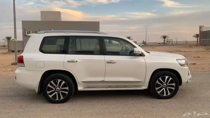 لاندكروزر GXR 2017 رقم 3 ممشى ((290)) الف ديزل 3