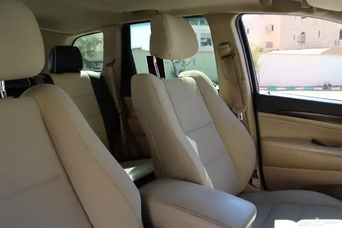 جيب شيروكي لاريدو 2015 2