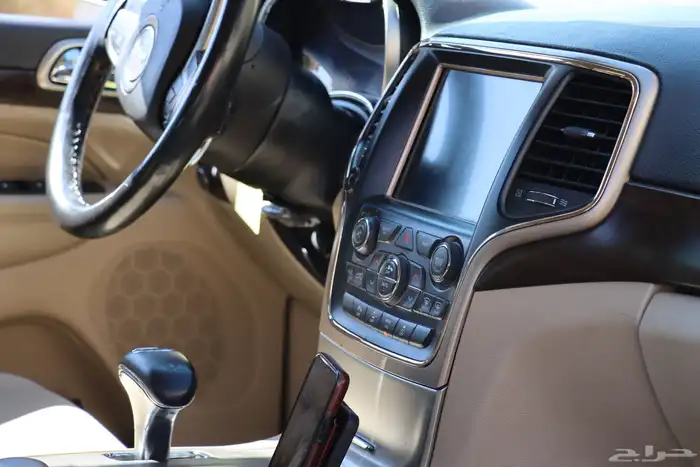 جيب شيروكي لاريدو 2015 3