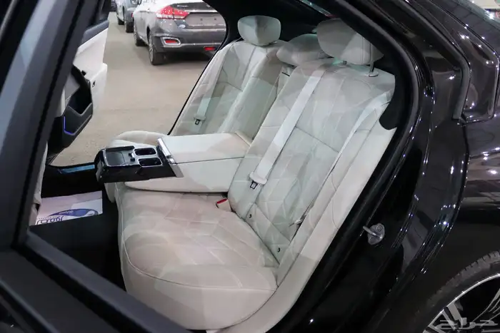 بي إم دبليو 735 M-kit موديل 2024 مستخدم بسعر 435.000 12