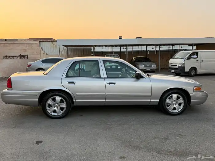 للبيع فورد فكتوريا 2011 نظيف شرط 10