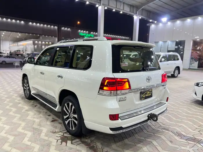 تويوتا لاندكروزر 2019 تورنج فل كامل سعودي ماشي 77 الف 3