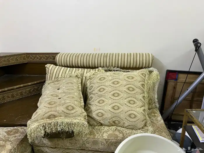 كنب مكون من قطعتين و طوله كبيره الموقع املج 1