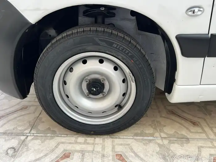 فان بيجو 2009 بضاعة عداد 5 الاف 8