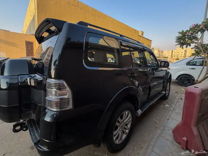 للبيع  متسوبيشي باجيرو 2017 فل علامة ذهبية (مخزن) 3