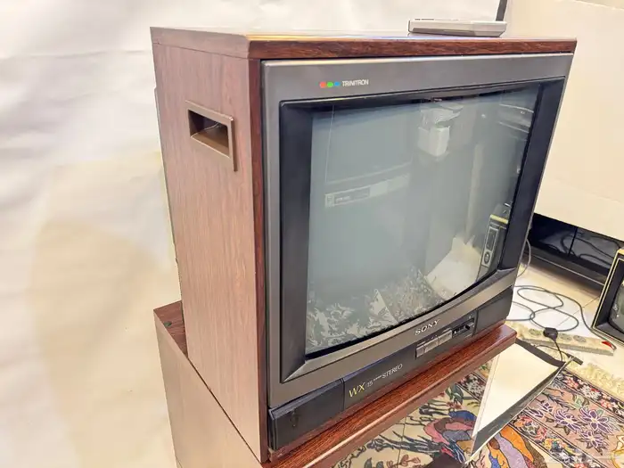 تلفزيون سوني قديم خشب 4
