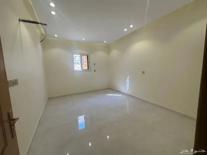 شقه ارضيه للبيع حي اليرموك مساحه كبيره 15