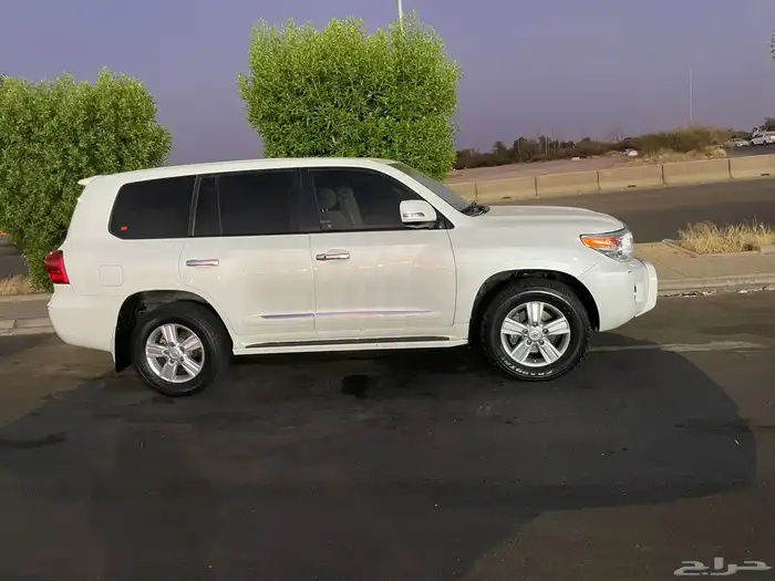 لاندكروزر مديل 2014 فل كامل في غاية النظافة 7