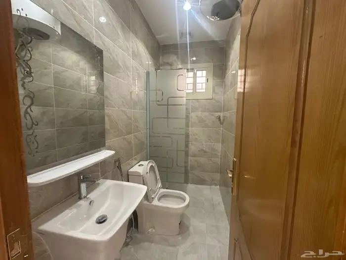 شقه ارضيه للبيع حي اليرموك مساحه كبيره 14