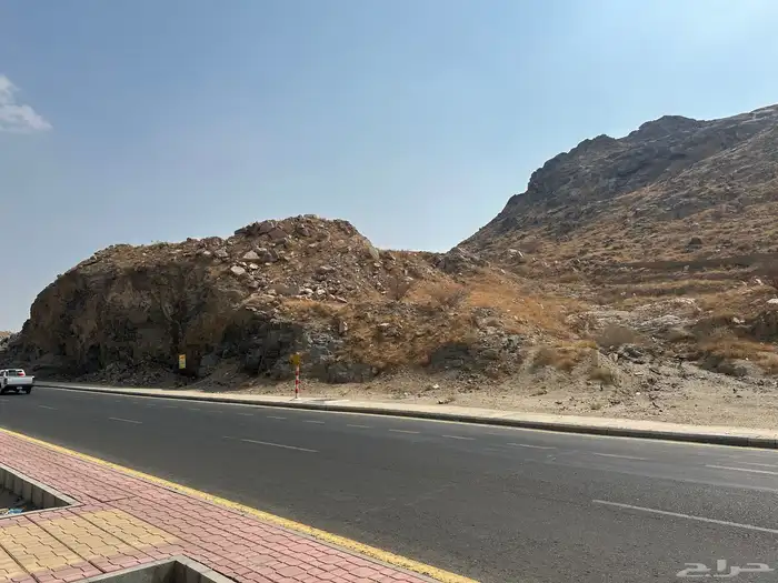 للايجار قطعتين تجارية بمساحة 3888 1