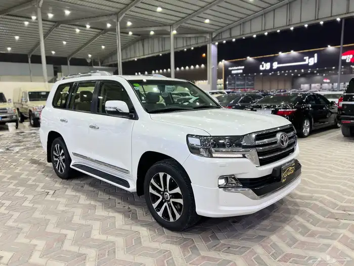 تويوتا لاندكروزر 2019 تورنج فل كامل سعودي ماشي 77 الف 2